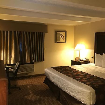 Days Inn By Wyndham Bloomington West Buitenkant foto