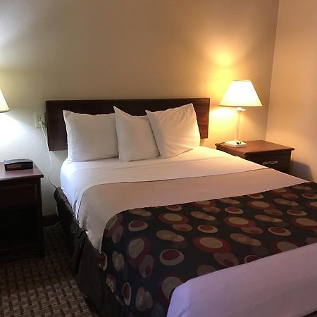 Days Inn By Wyndham Bloomington West Buitenkant foto