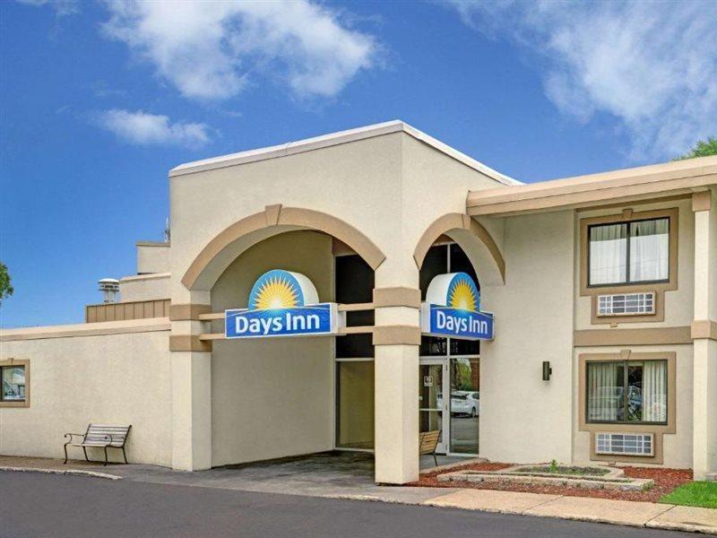 Days Inn By Wyndham Bloomington West Buitenkant foto