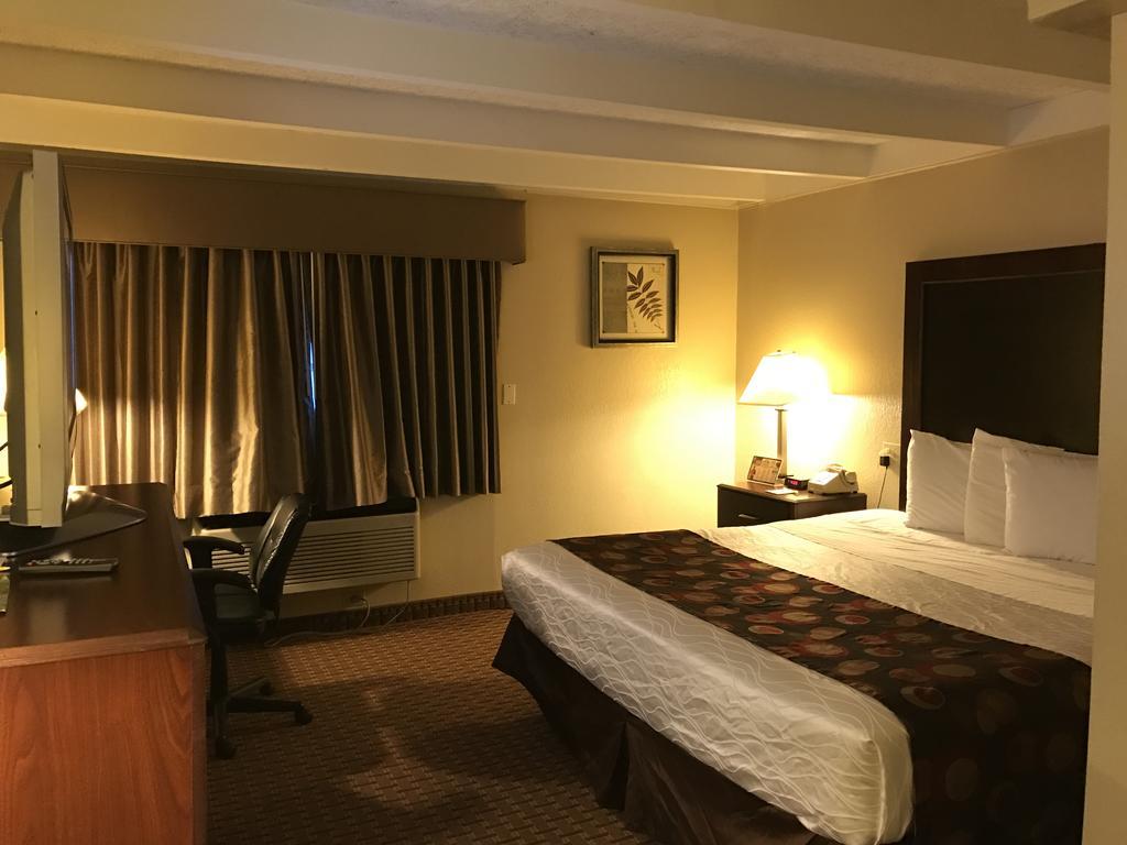 Days Inn By Wyndham Bloomington West Buitenkant foto