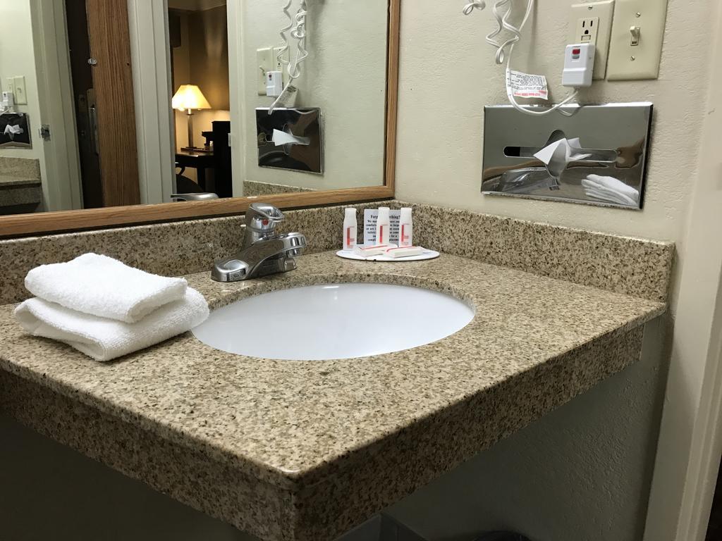 Days Inn By Wyndham Bloomington West Buitenkant foto