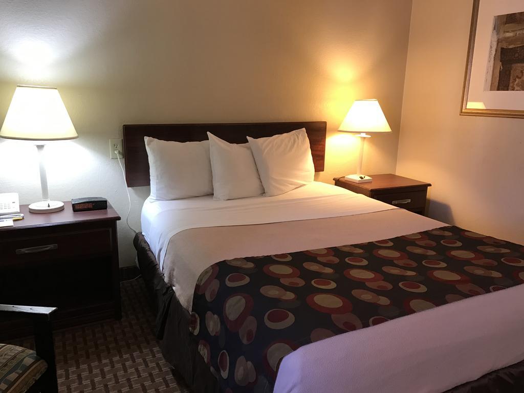Days Inn By Wyndham Bloomington West Buitenkant foto