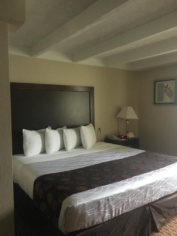 Days Inn By Wyndham Bloomington West Buitenkant foto