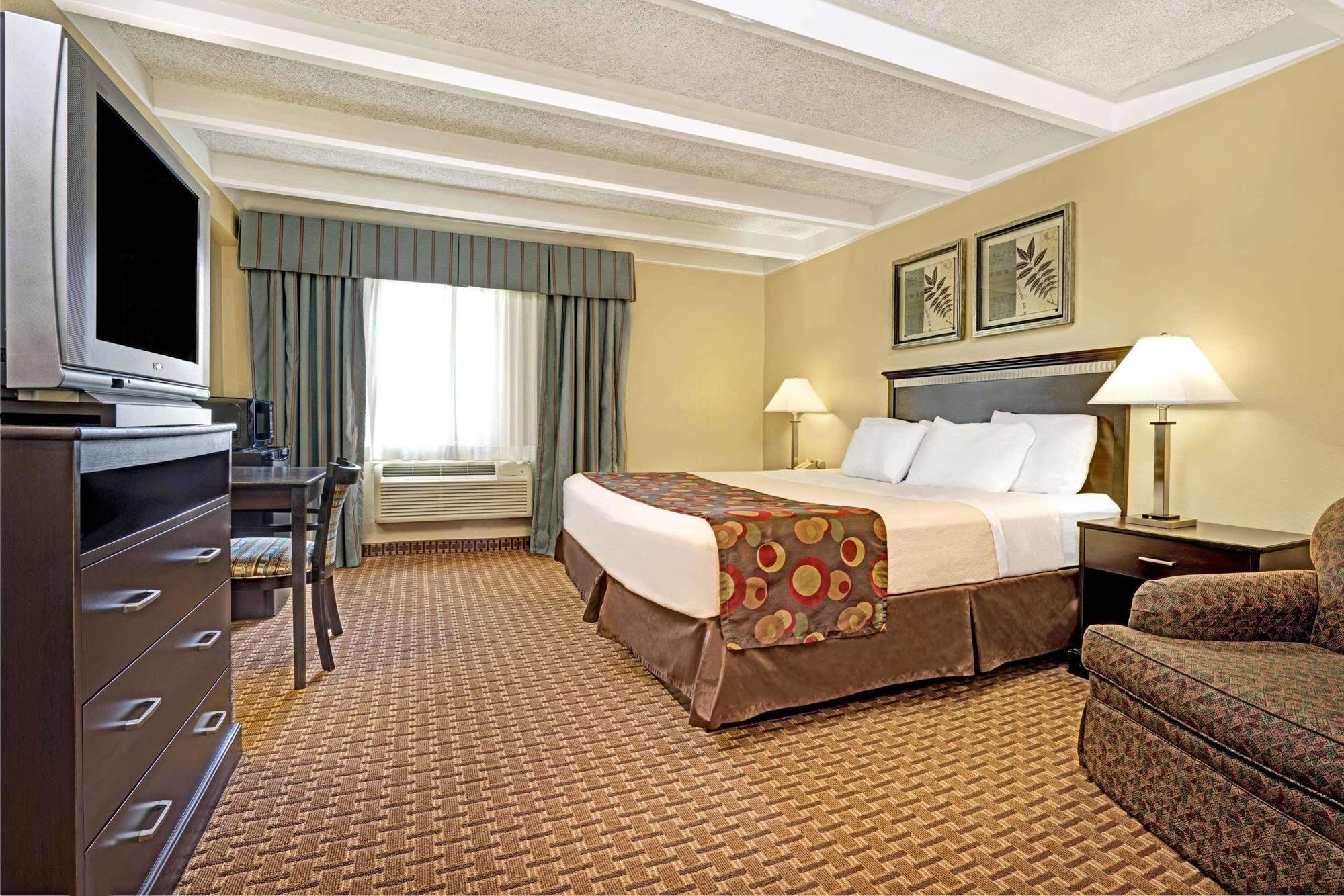 Days Inn By Wyndham Bloomington West Buitenkant foto