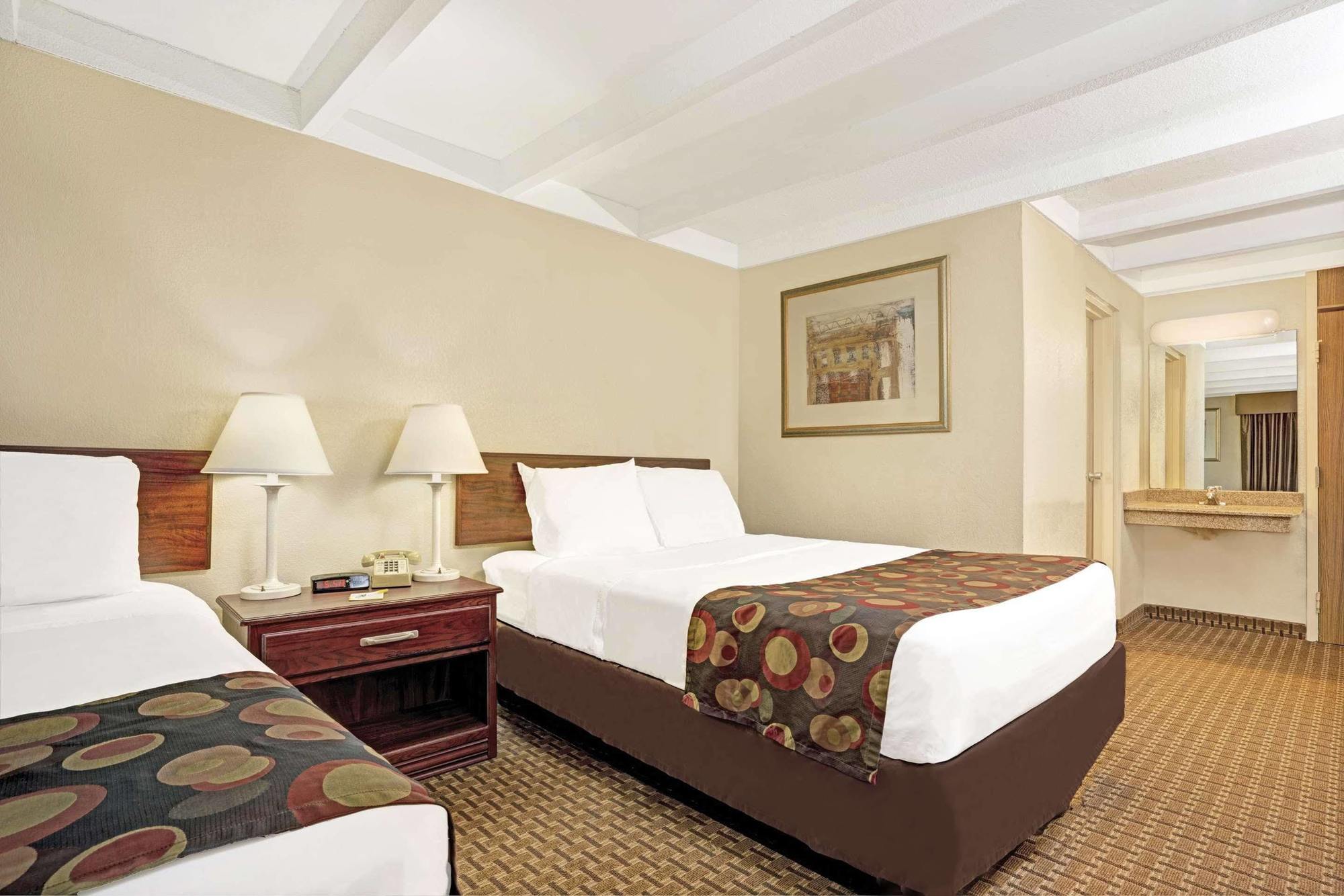 Days Inn By Wyndham Bloomington West Buitenkant foto