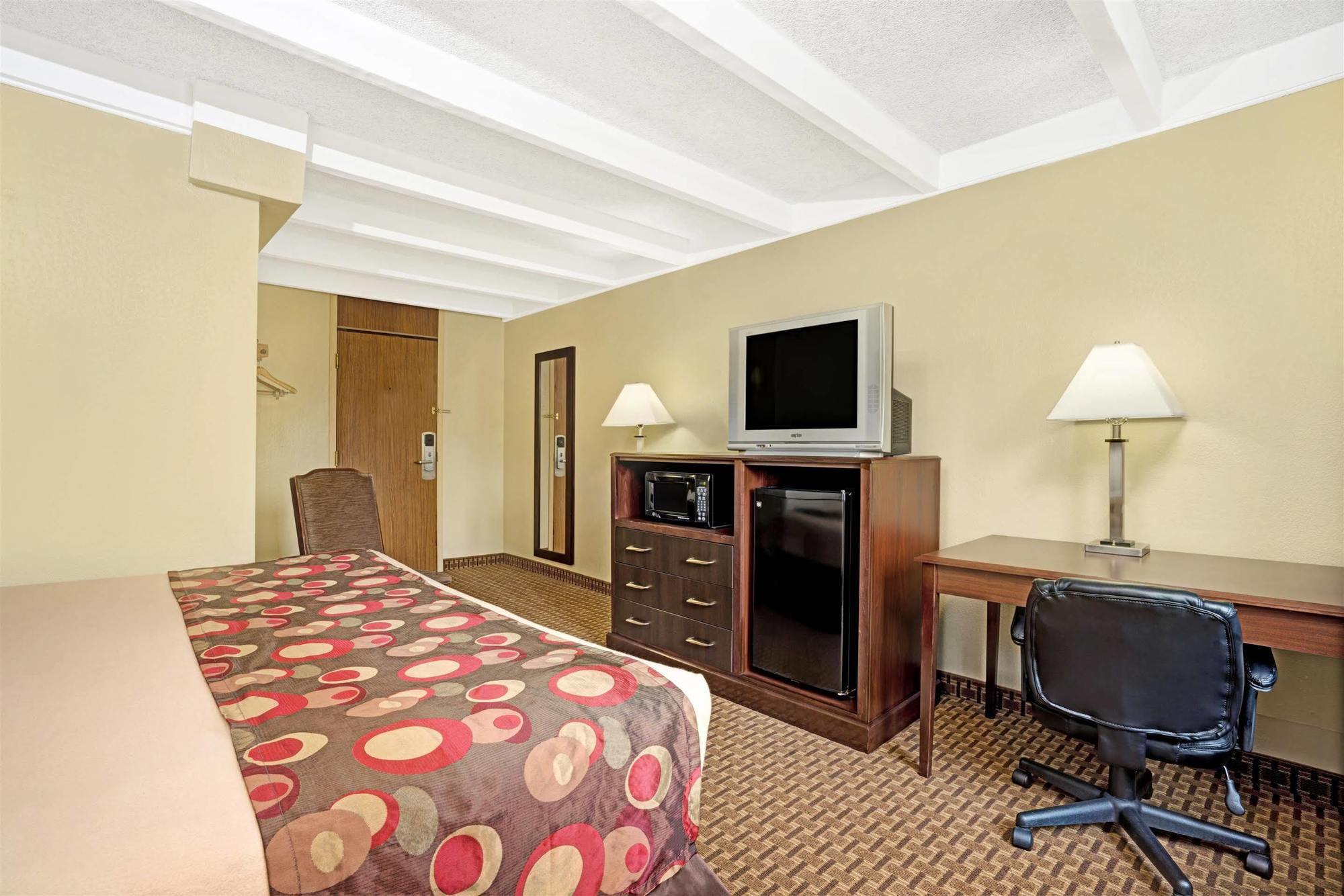 Days Inn By Wyndham Bloomington West Buitenkant foto
