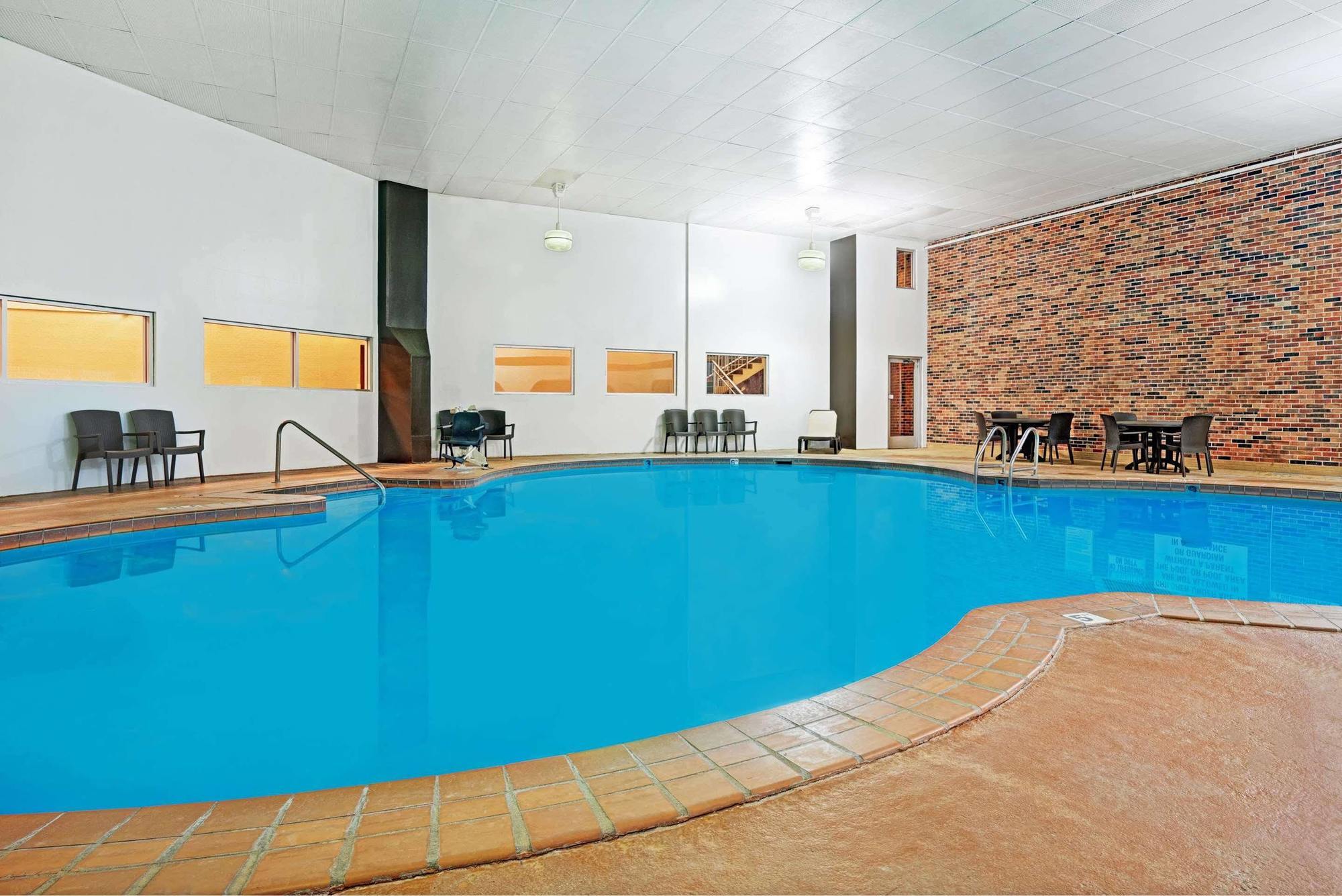 Days Inn By Wyndham Bloomington West Buitenkant foto