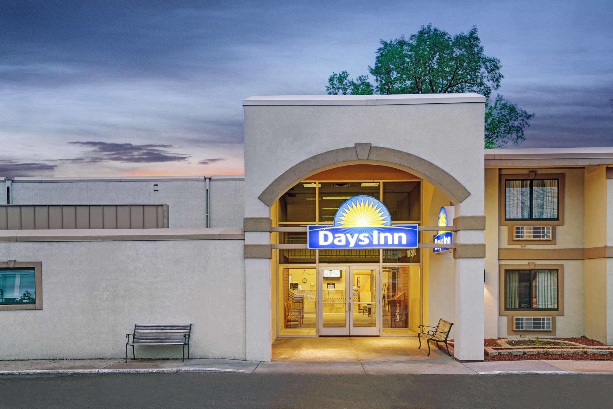 Days Inn By Wyndham Bloomington West Buitenkant foto