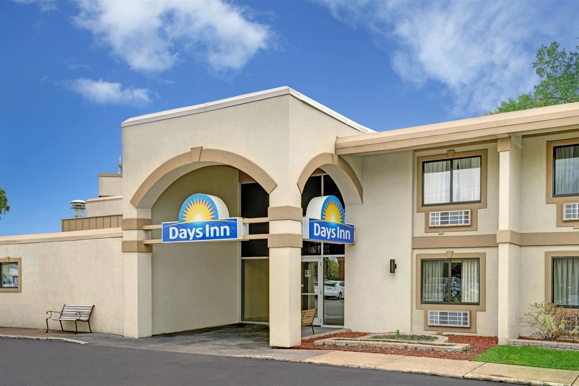Days Inn By Wyndham Bloomington West Buitenkant foto