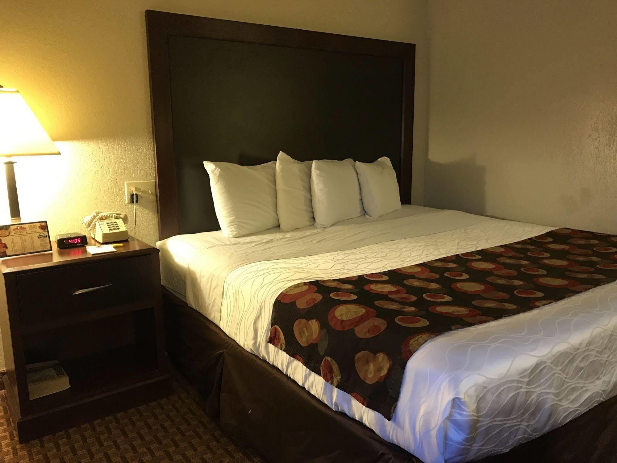 Days Inn By Wyndham Bloomington West Buitenkant foto