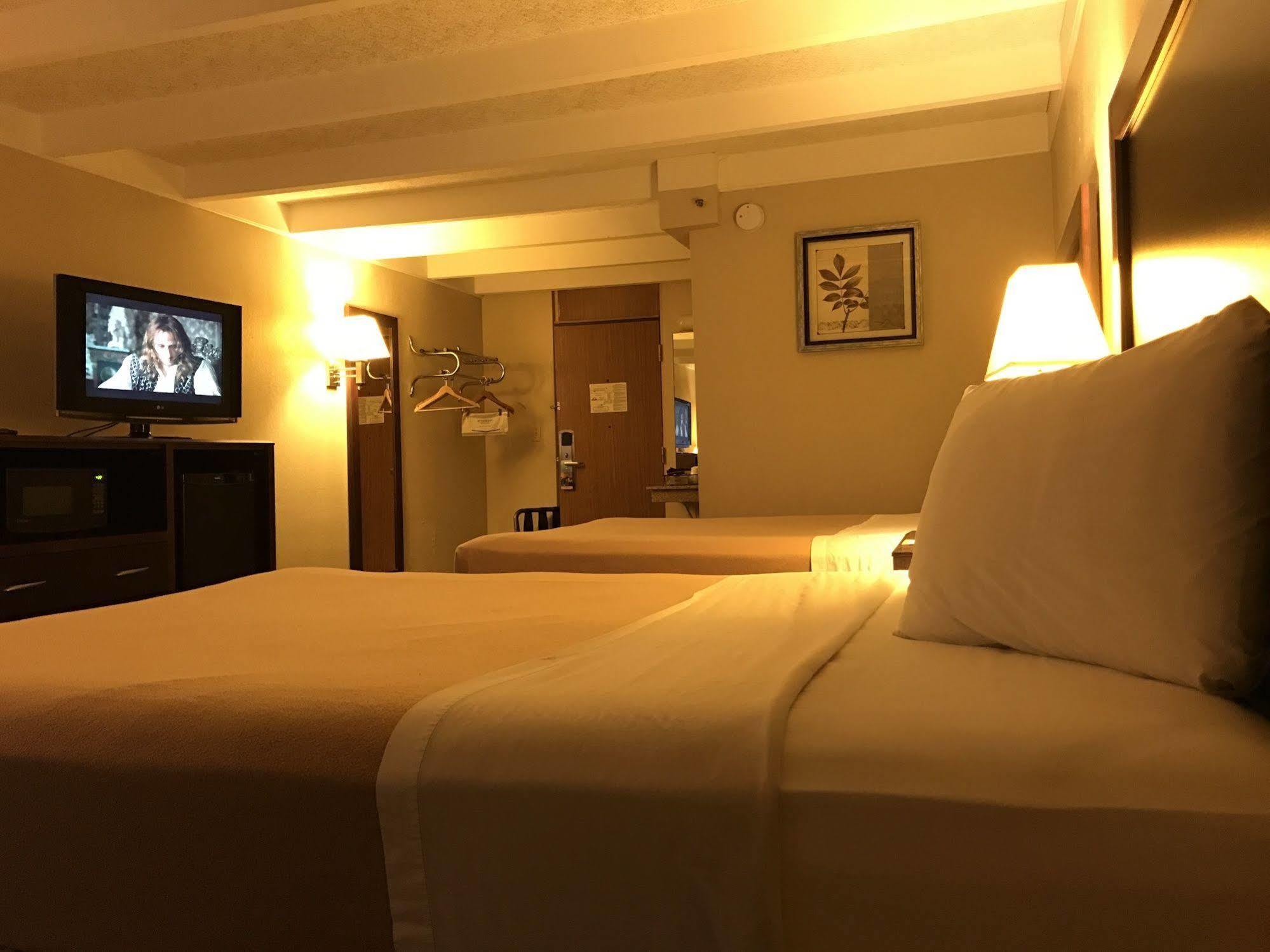 Days Inn By Wyndham Bloomington West Buitenkant foto