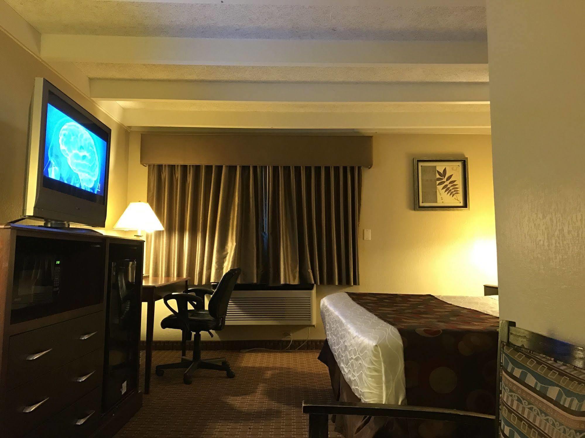 Days Inn By Wyndham Bloomington West Buitenkant foto