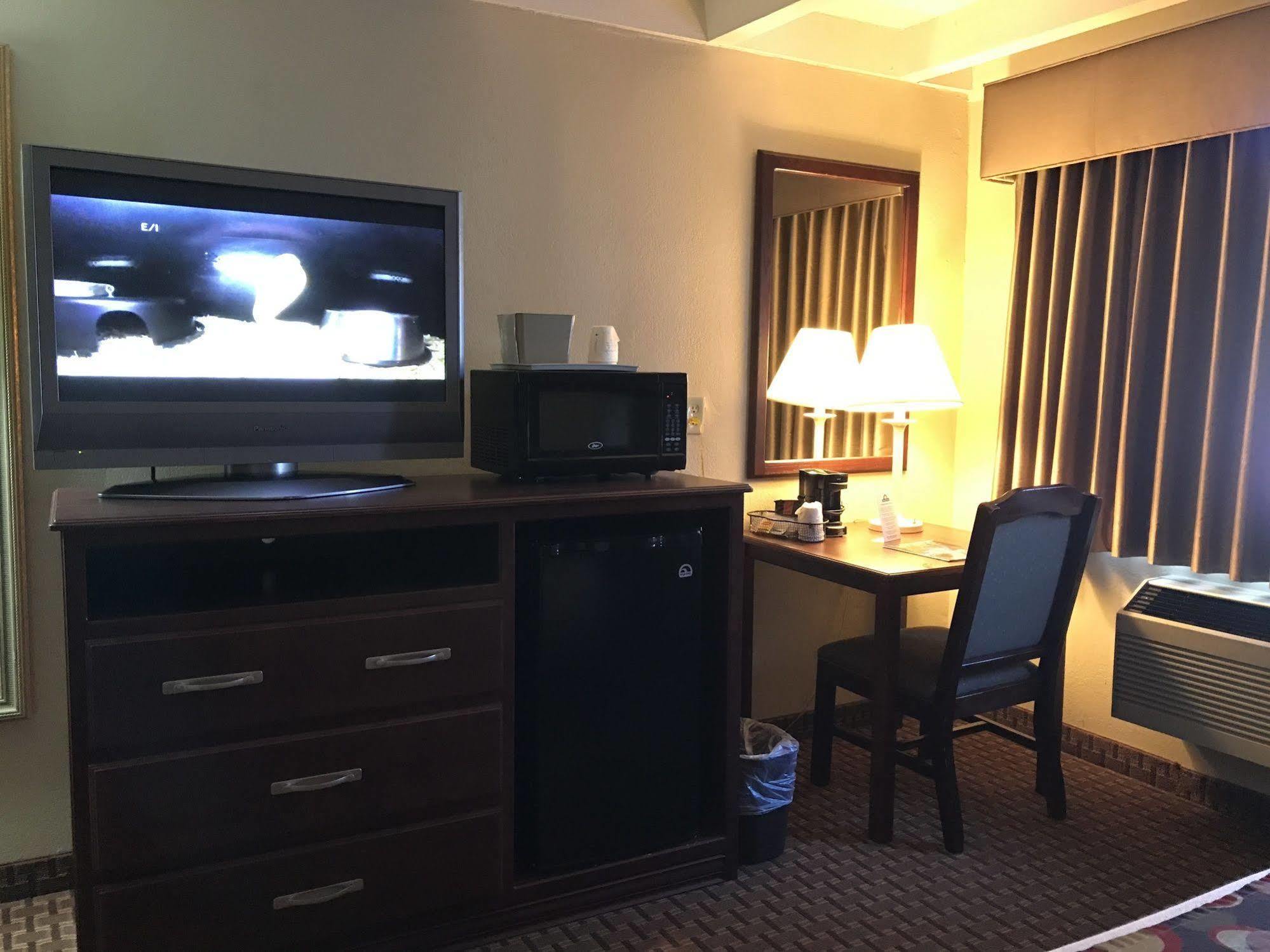 Days Inn By Wyndham Bloomington West Buitenkant foto