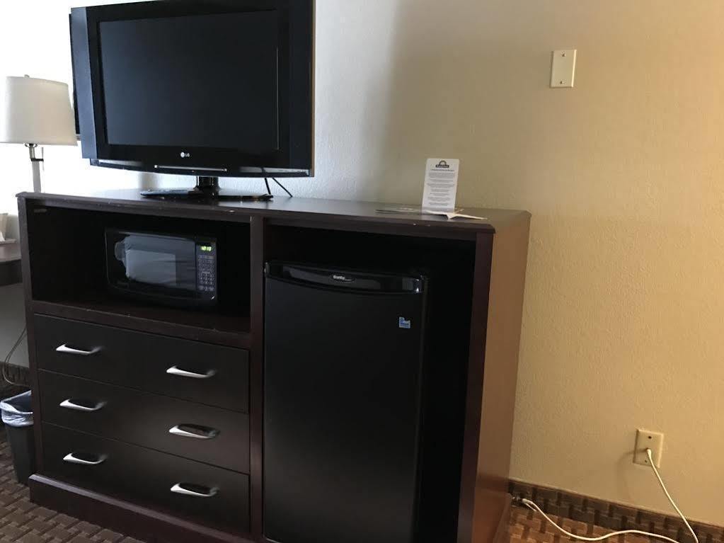 Days Inn By Wyndham Bloomington West Buitenkant foto